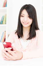 Kaigi-img-4 スマホでSNSを使い楽しんでいる女性イメージ