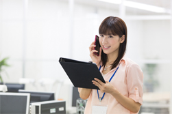 携帯電話で通話しながら移動中のイメージ