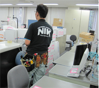 旧事務所にて撤去作業に取り掛かるイメージ