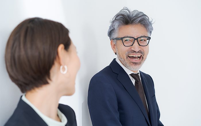 話す経営者と聞く女性
