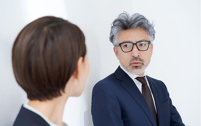話す経営者と聞く女性
