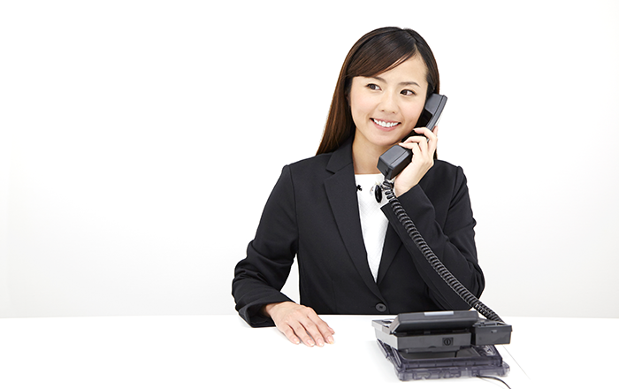 会社電話対応する女性スタッフ