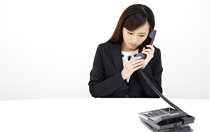 会社の電話対応に不安を抱える女性スタッフ