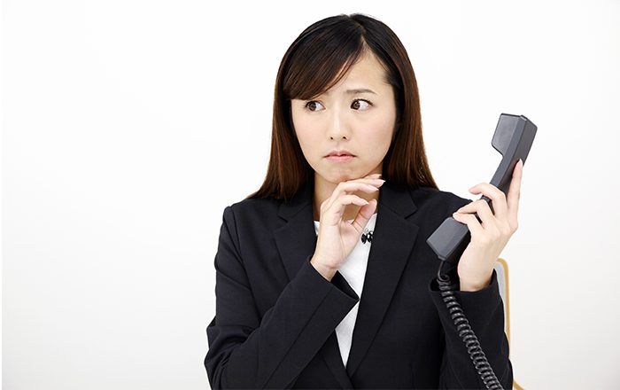 会社の電話対応に不安を抱える女性スタッフ
