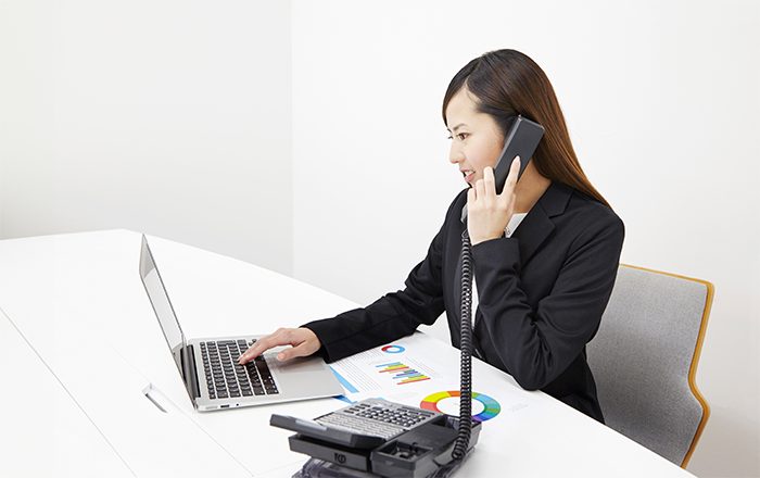 CTIを参考に会社電話対応する女性スタッフ