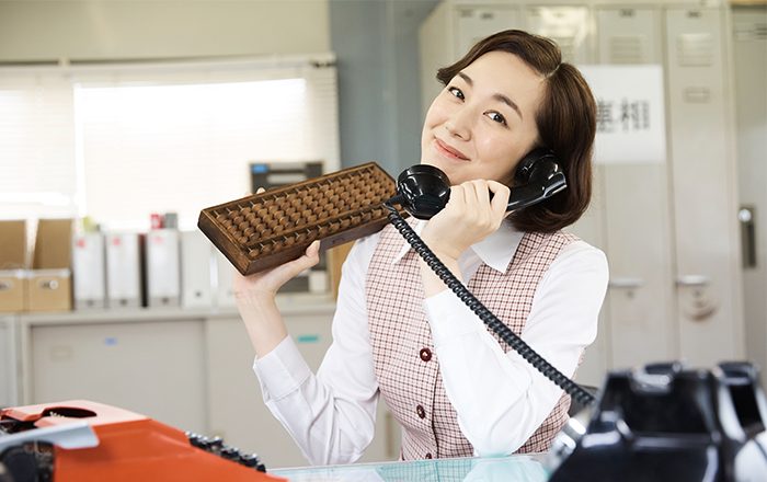 電話で通話する女性イメージ