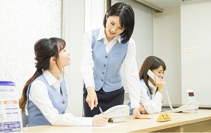 受付の女性スタッフ