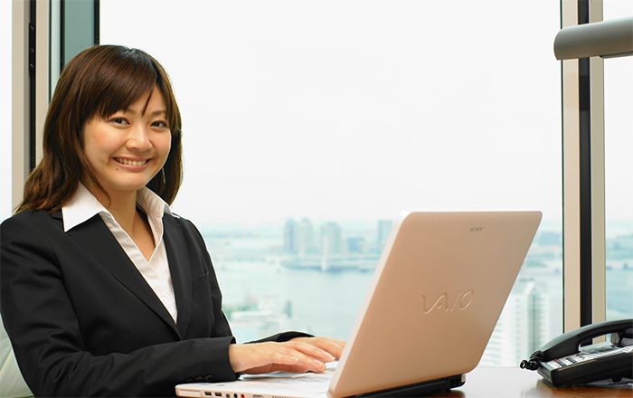 PCを操作する女性