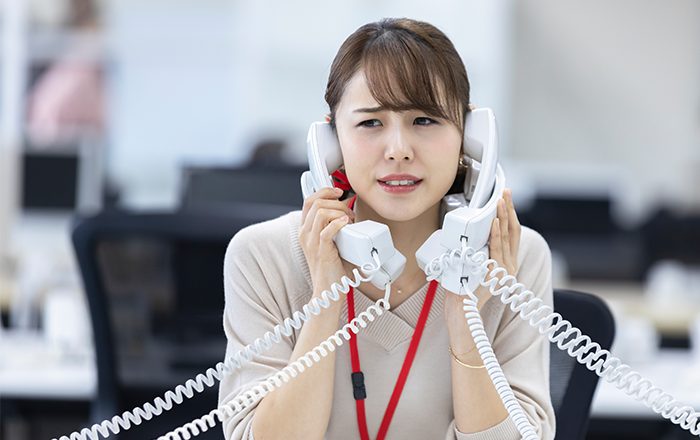 電話が集中して困る女性イメージ