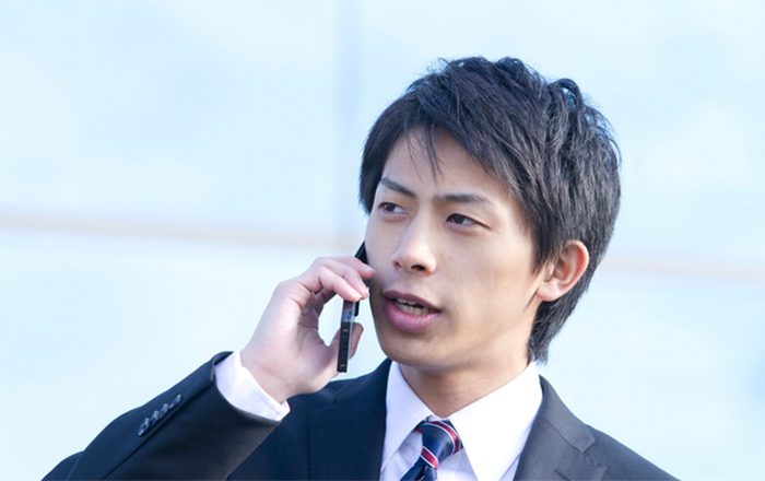 携帯電話で通話する男性