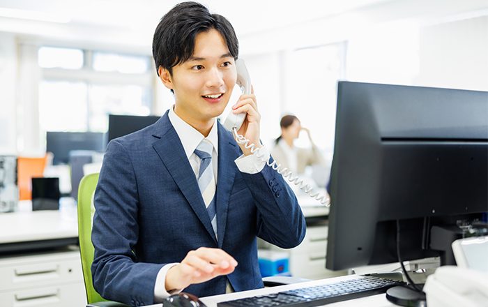 電話で会話するスタッフ