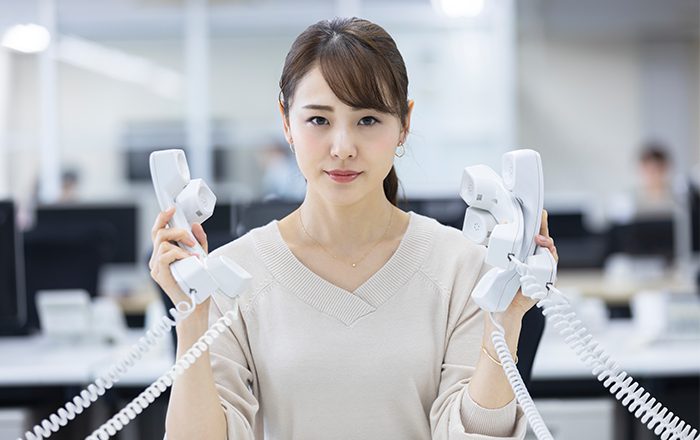 電話対応縛りから解放を求めてる女性イメージ