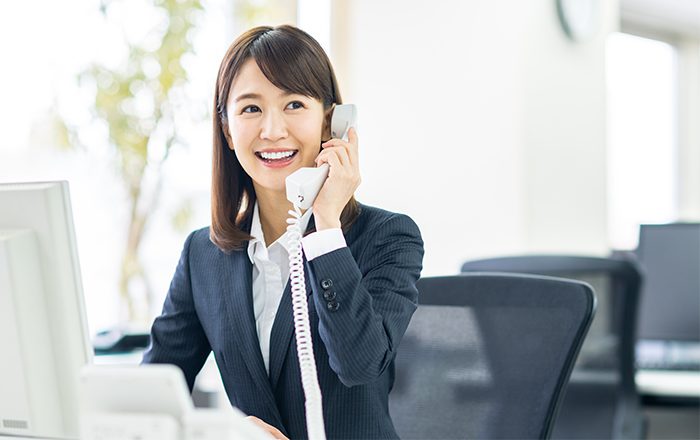 電話通話する女性