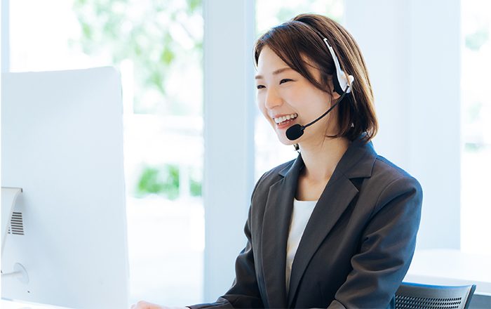 ヘッドセットで電話対応する女性