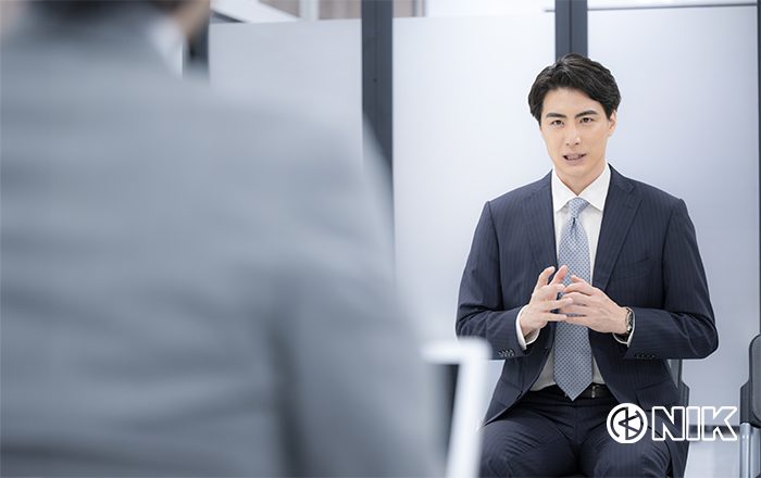 指示を受け困る「なんでも担当者」さん。イメージ