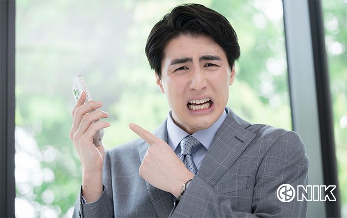 担当者の責任のように扱われ困る「なんでも担当者さん」イメージ。