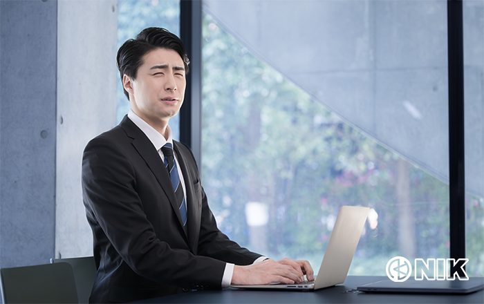 管理が複雑すぎてPC前で困る「なんでも担当者さん」イメージ。