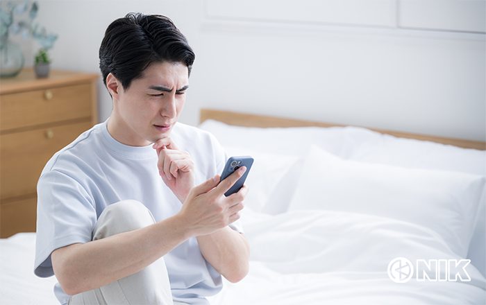 休日の自宅に会社からの電話着信に困る「なんでも担当者さん」イメージ。