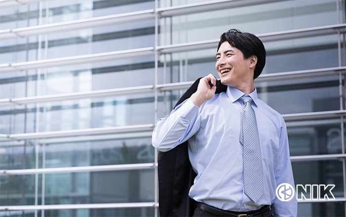 爽やかな笑顔で歩く「なんでも担当者さん」イメージ。