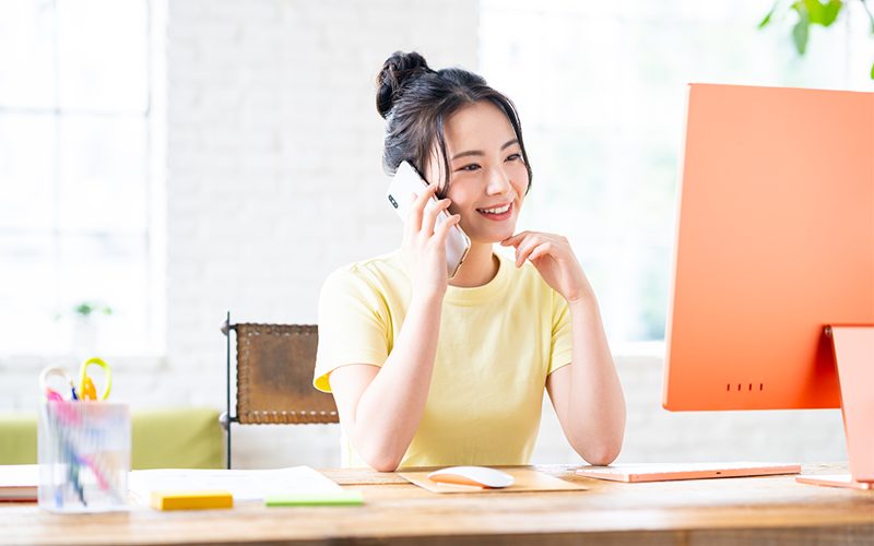 スマホ通話する女性