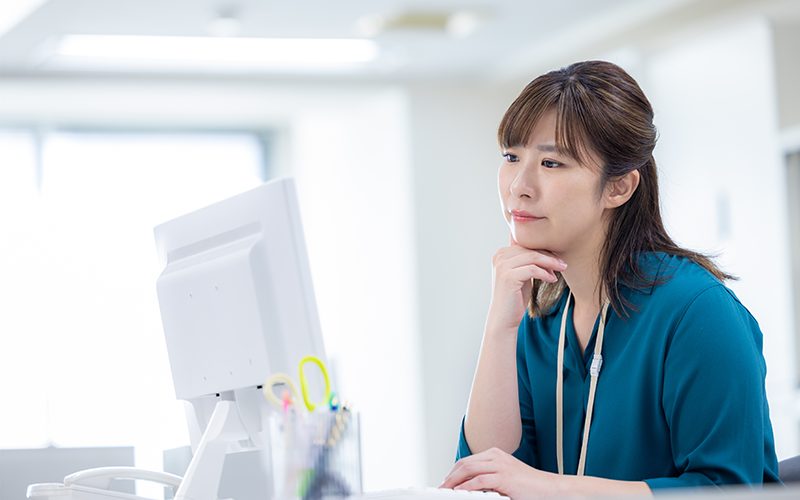 電話問題悩む女性