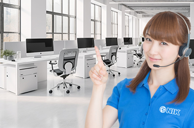 オフィスと案内女性