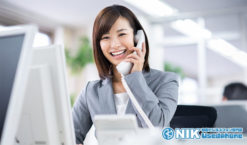 中古ビジネスフォンを使う女性