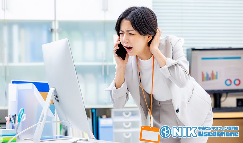 スマホを使う女性