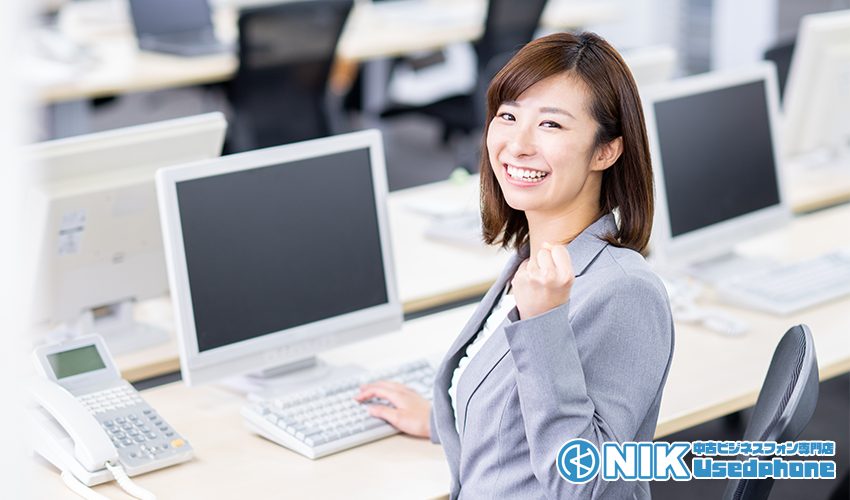 ガッツポーズをする女性
