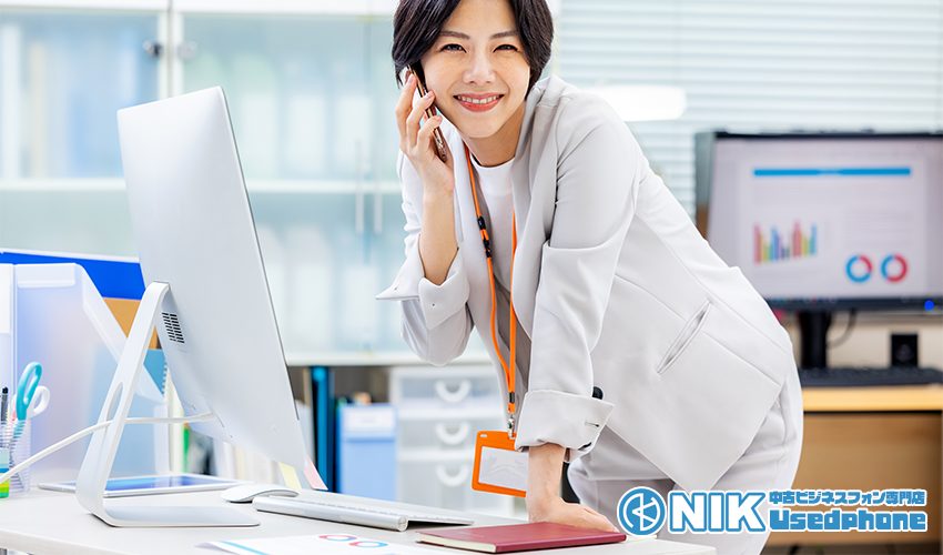 スマホで通話する女性